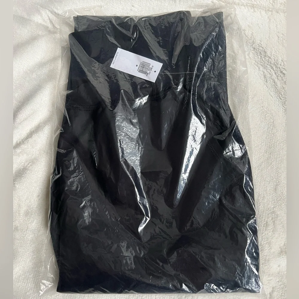 Old Navy High-Waisted PowerSoft 7/8 Joggers in Size Medium in the color Black - Picture 2 of 5